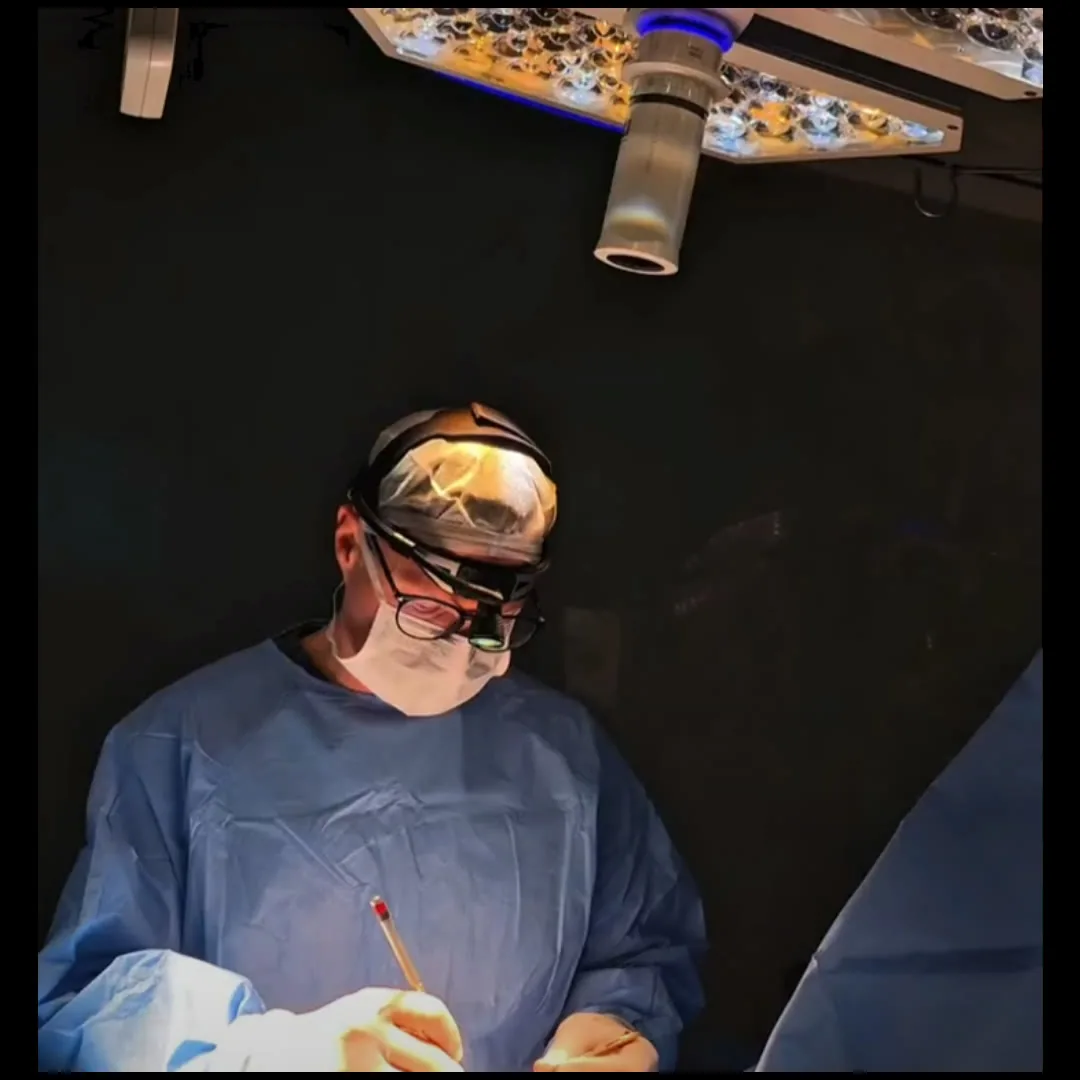 Dr. Alexandre Peruzzo em cirurgia